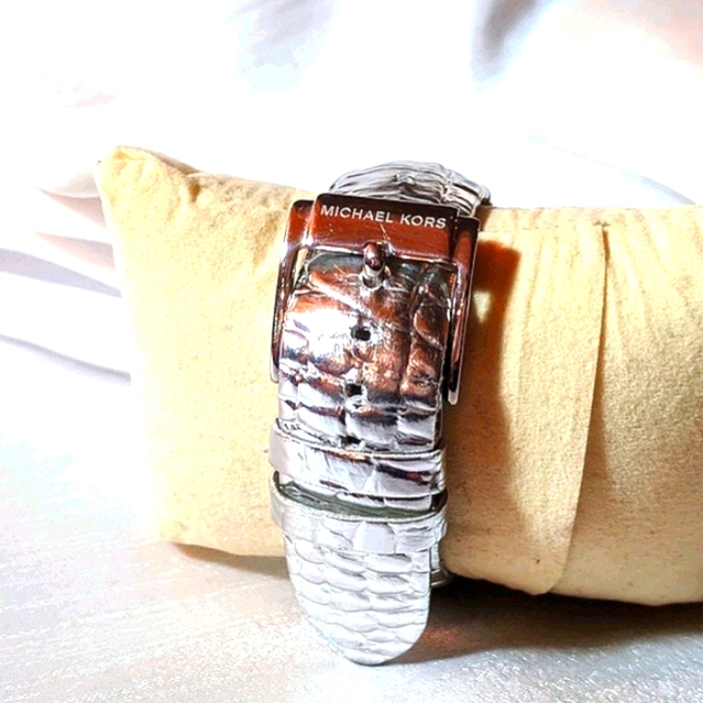 Michael Kors Silver Metallic watch - Picture 2 of 5